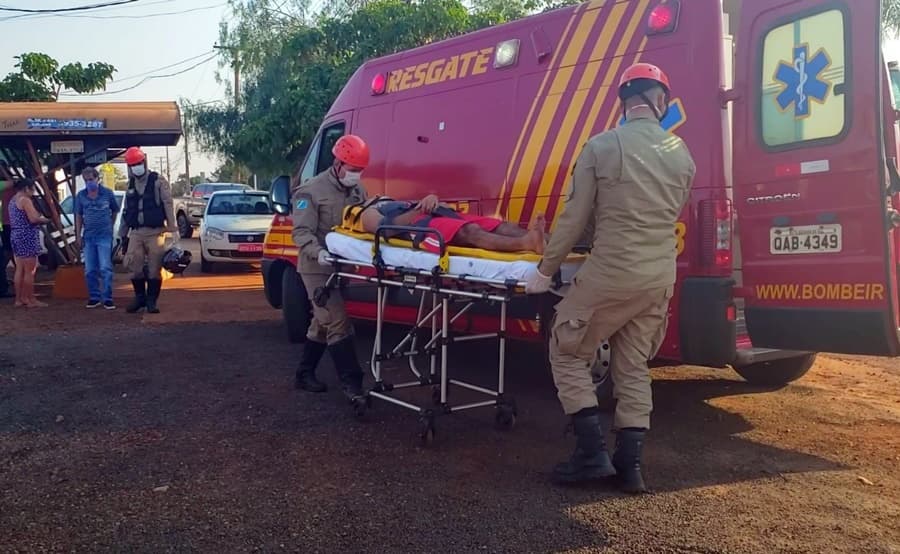 Motociclista fica ferido após colisão com veículo na rotatória do Pé de Cedro