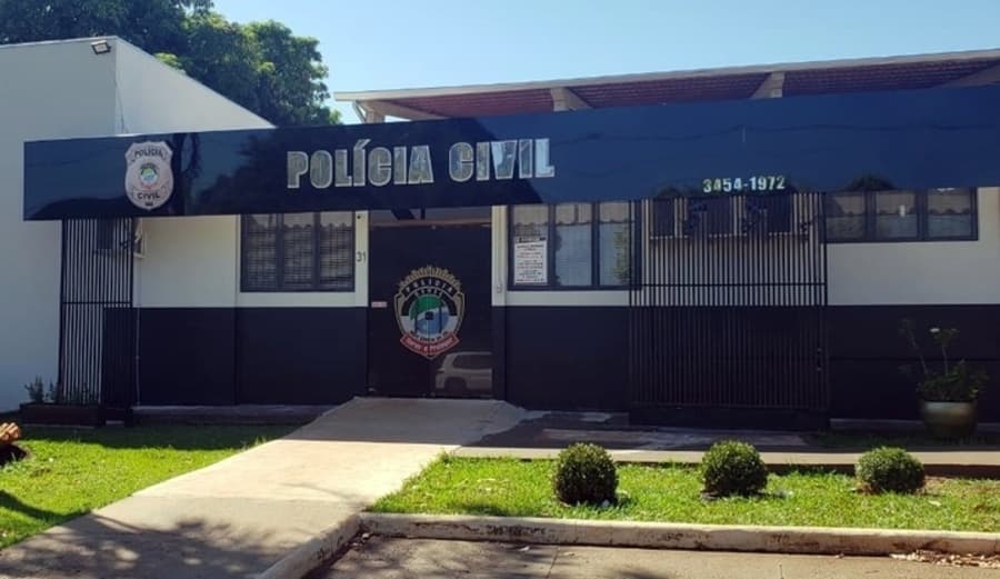 Mulher tem bolsa furtada após deixar o carro estacionado em frente ao trabalho