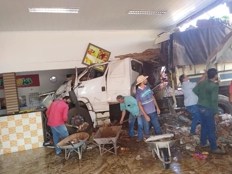 Caminhoneiro de Sidrolândia pede ajuda para pagar estragos após acidente em Ribas do Rio Pardo