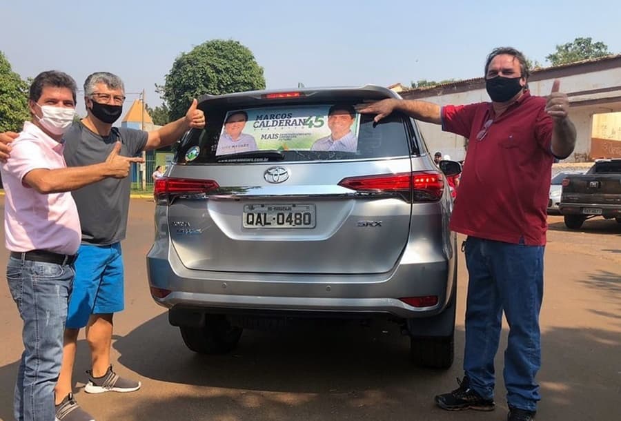 Ao lado de amigos, candidato do PSDB Marcos Calderan inicia campanha com adesivagem