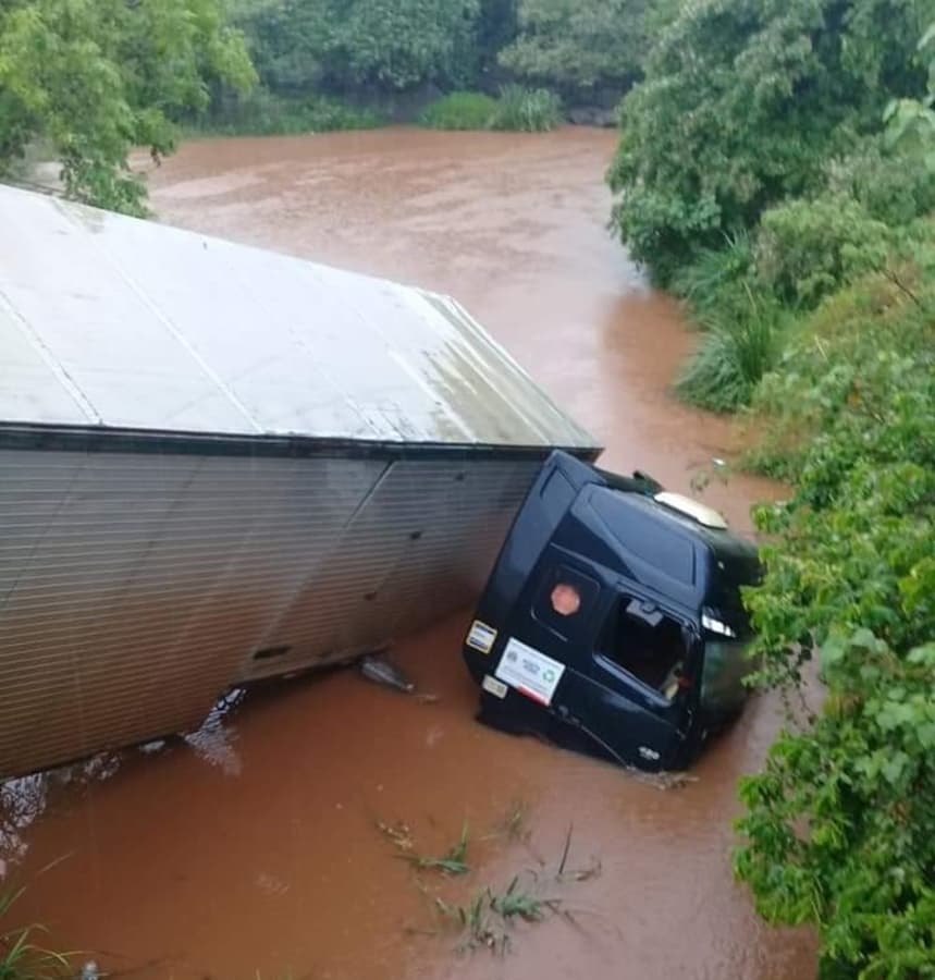 Motorista perde controle e carreta baú cai no Córrego Montalvão em Maracaju