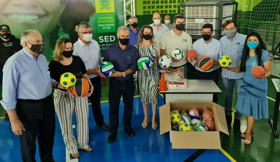 Fundesporte distribui kits esportivos para escola com elevador panorâmico e energia solar