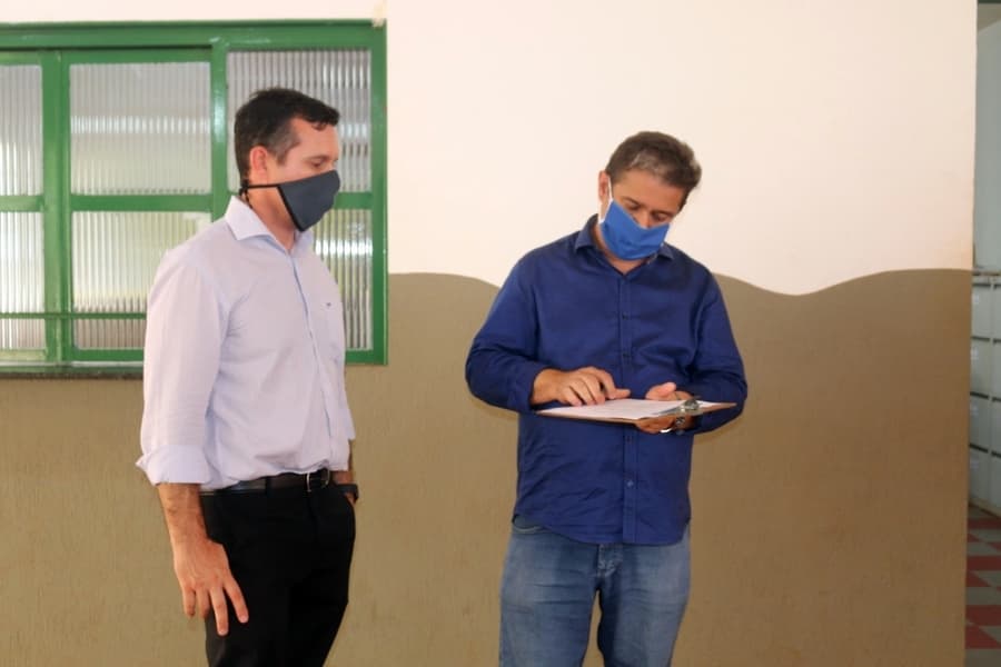 Prefeito assina ordem de serviço para empresa iniciar obras nas escolas municipais de Sidrolândia