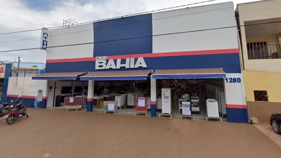 Homem entra em loja, pede para ver celular Iphone e consegue furtar aparelho