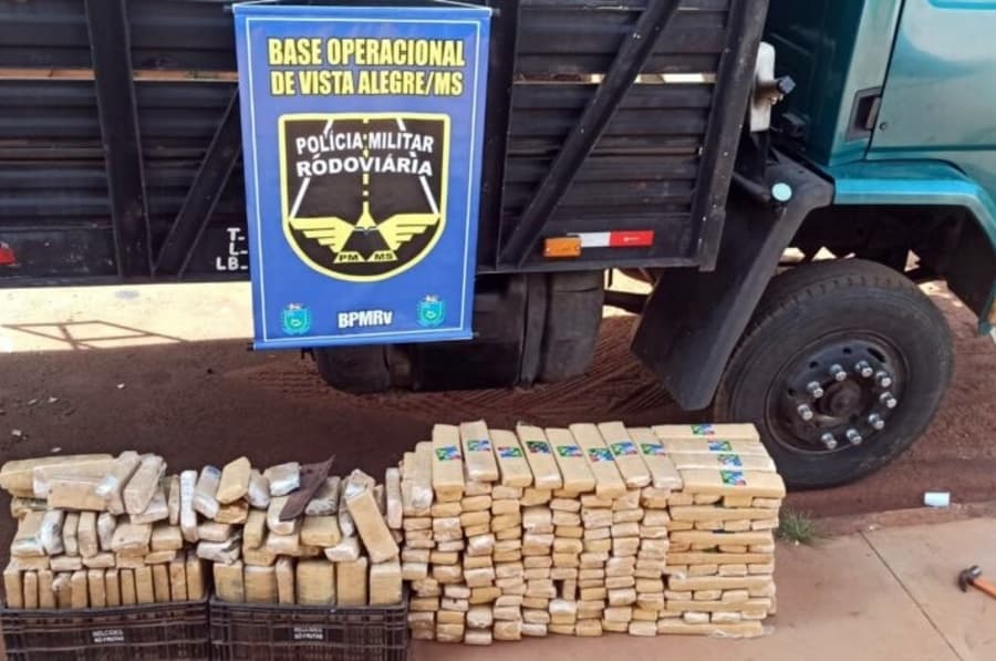 PMR apreende 284 kg de droga que estava escondida em caminhão