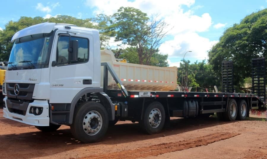 Prefeitura segue renovando frota e adquire caminhão prancha