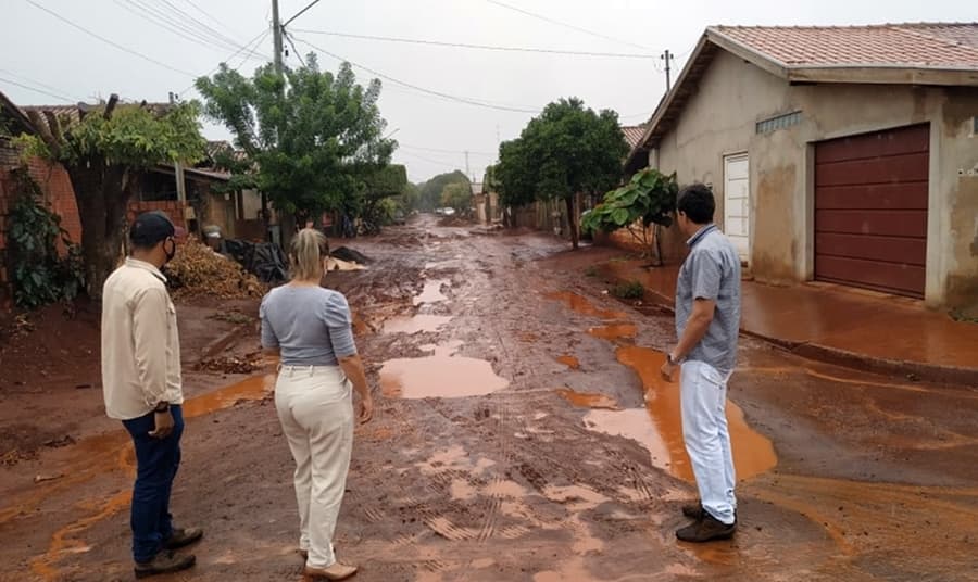 Empresa afirma que iniciará a pavimentação das ruas do bairro Jardim Pindorama quando o período das chuvas passar