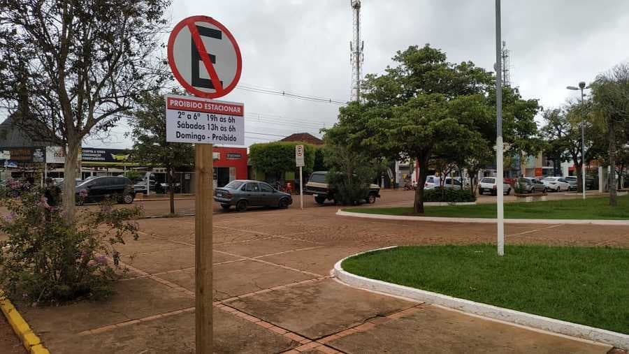 Instaladas placas com horário para estacionamento no entorno da Praça Central