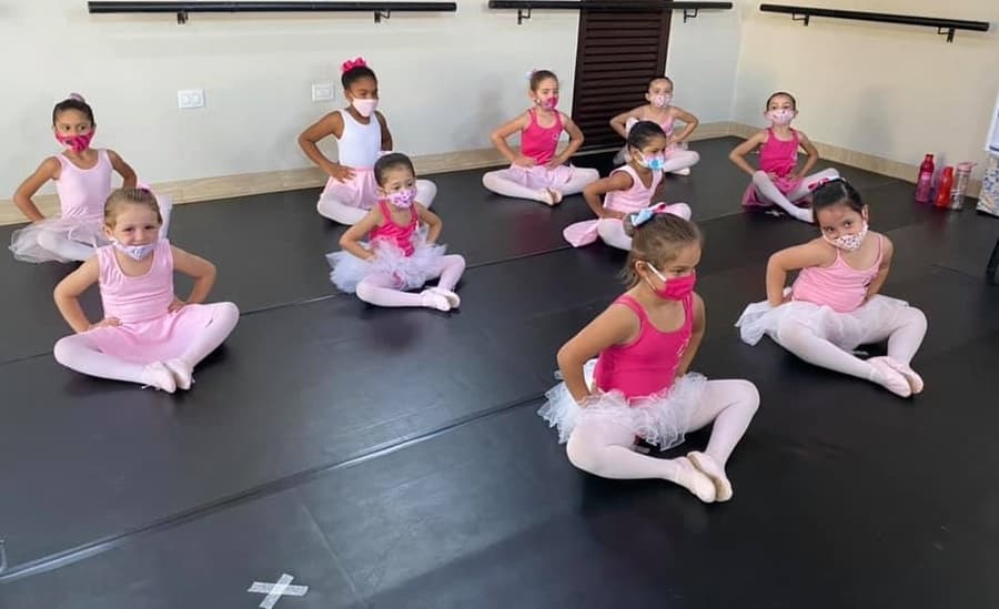 “Presente de Deus”, diz Professora de Ballet ao completar 8 anos ministrando aulas