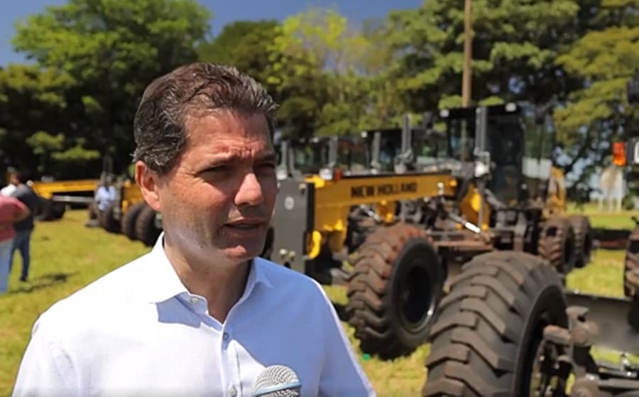 “Será ótimo para melhorar às condições de nossas estradas”, diz prefeito ao receber máquina