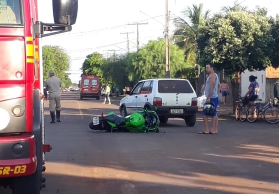 Colisão envolvendo Kawasaki e Fiat Uno deixa homem e mulher feridos e mobiliza Corpo de Bombeiros