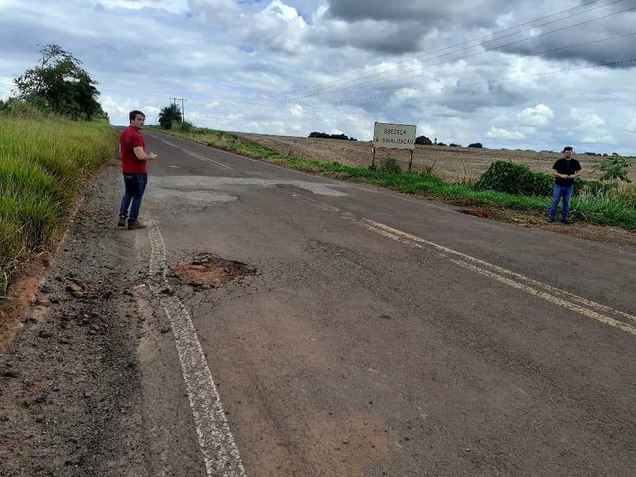 Ao lado de vereador, engenheiro da Agesul avalia situação crítica da MS-162