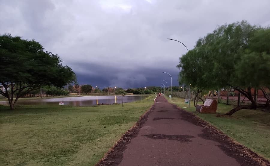 Decreto suspende atividades coletivas e só autoriza caminhadas nos parques