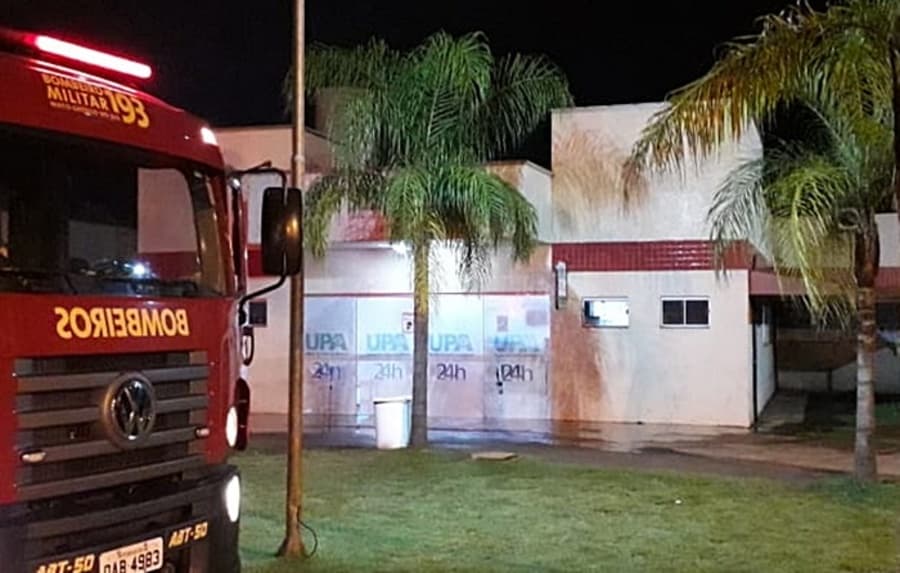 Descontrolado, jovem ataca cesto de lixo em médico na UPA e acaba preso pela PM