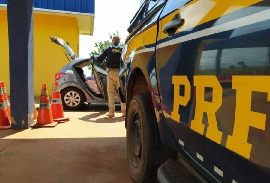 Veículo locado é apreendido com mais de 240 quilos de maconha na BR-060