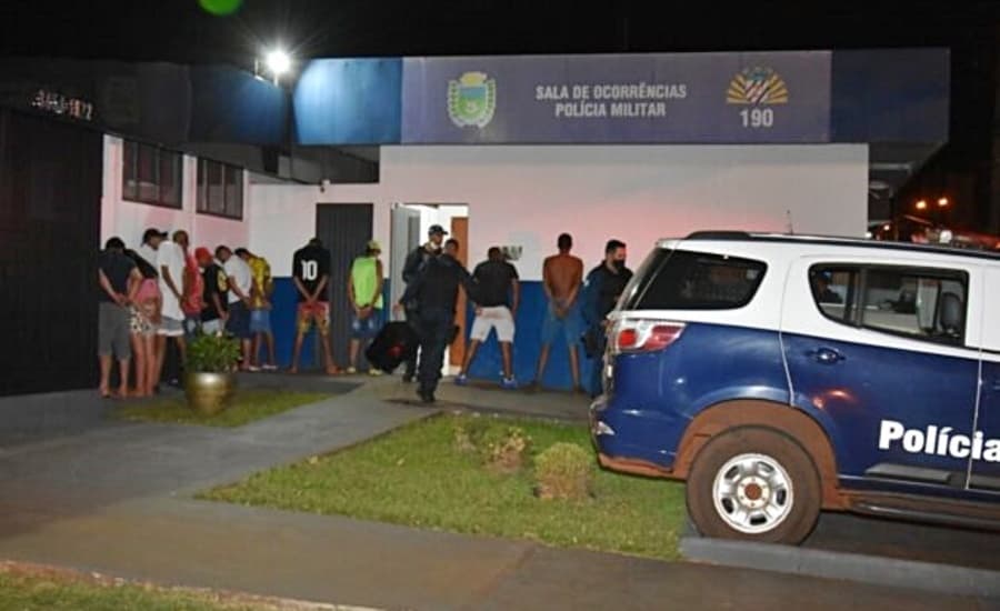Festa é interrompida pela Polícia Militar em Maracaju e 13 pessoas acabam presas