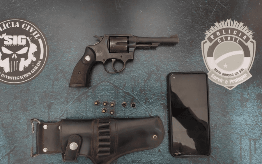 Homem é preso após contratar casal para roubar celular da esposa, por ciúmes