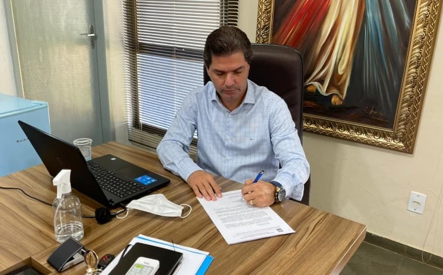 Prefeito assina Lei Complementar que concede recomposição salarial à Servidores Municipais