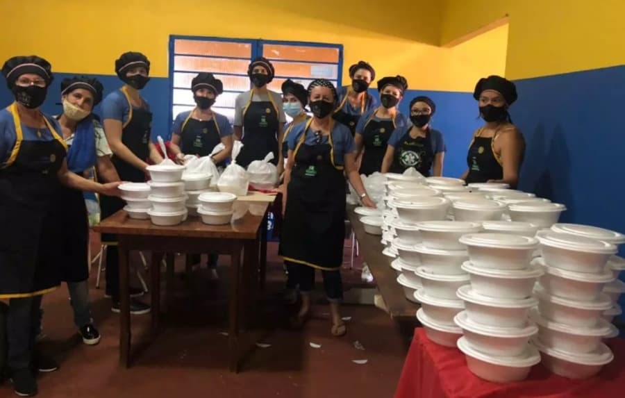 Drive-thru do Rotary Club relembra “festa da linguiça” e vende 600 marmitas