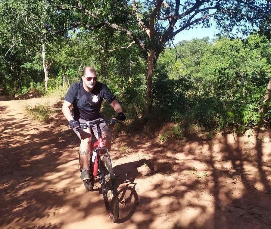 Ao perder esposa para a covid, Anderson só sobreviveu ao trocar luto pela "bike terapia"