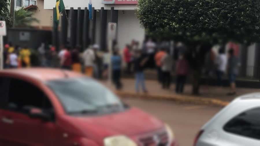 Fiscalização flagra aglomeração e multa agência bancária do Bradesco em Maracaju