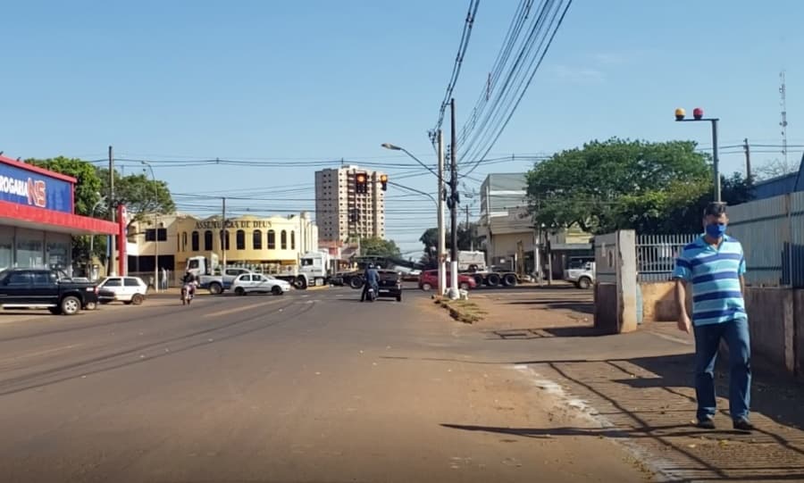 Ao parar no semáforo, homem é assaltado por meliante com faca