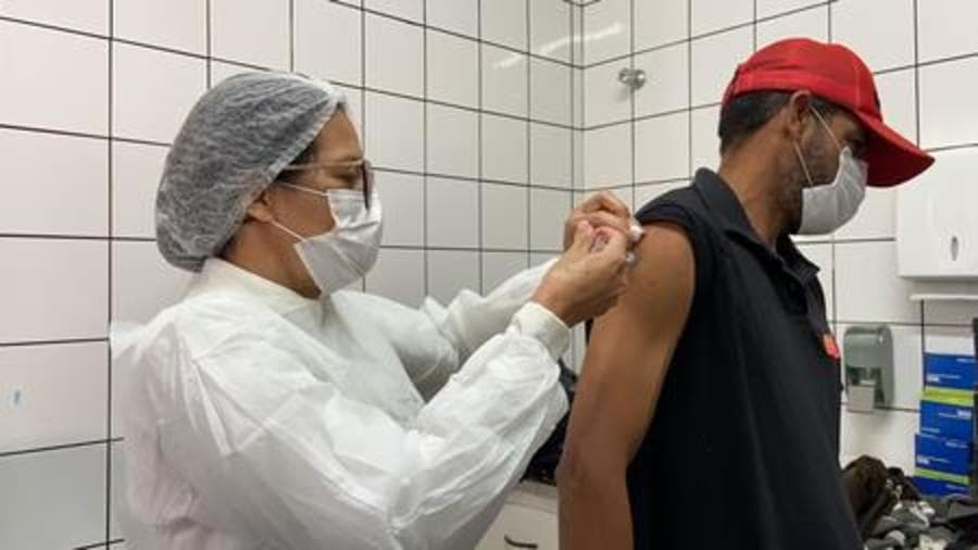 Prefeitura anuncia vacinação de pessoas acima de 18 anos a partir desta terça-feira