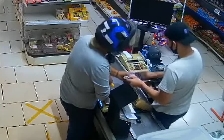 Armado com faca, homem assalta mercado no Bairro São Bento