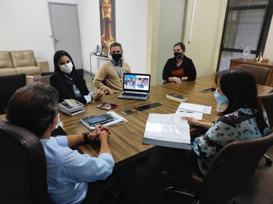 Prefeitura firma parceria com Sesi e Sicredi, para ensinar robótica a alunos da Rede Municipal