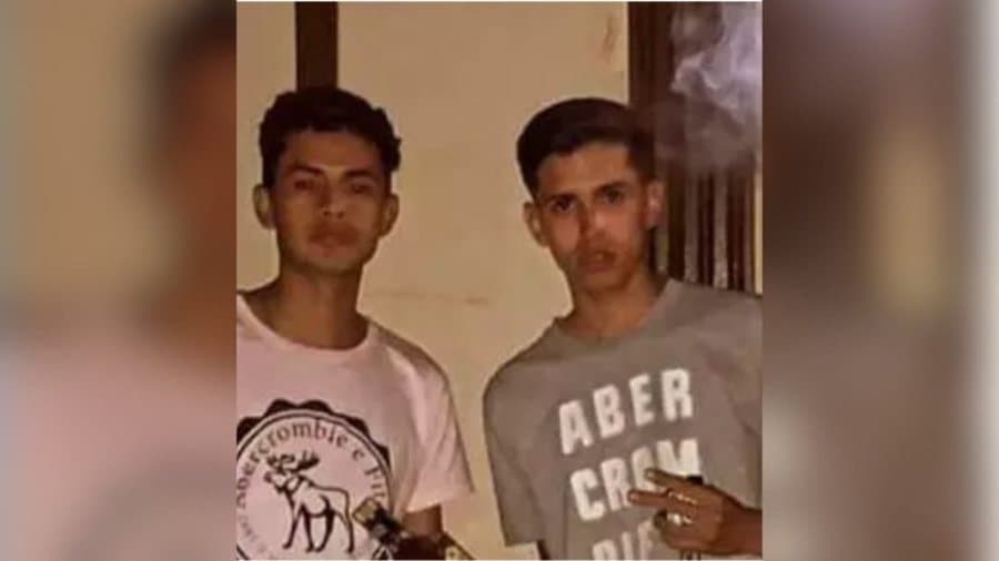 “Não vamos permitir roubos na fronteira”, diz bilhete ao lado de jovens executados com 30 tiros