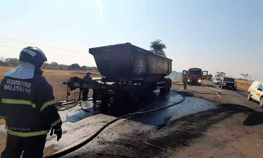 Mais uma carreta pega fogo na BR-060 entre Sidrolândia e Campo Grande