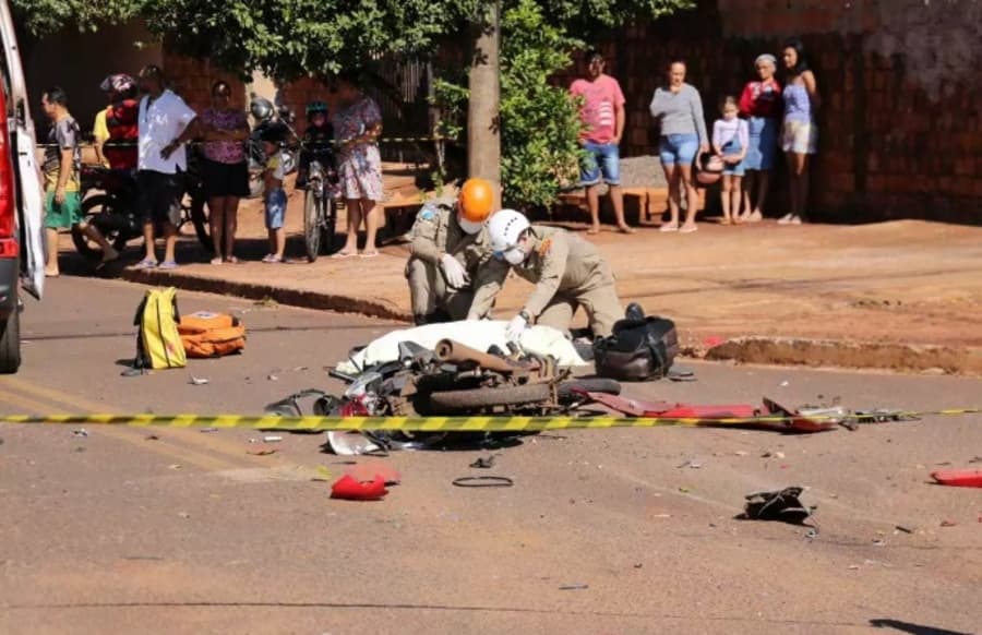 Mulher morre ao colidir com a motocicleta em caminhão que invadiu preferencial. Veja
