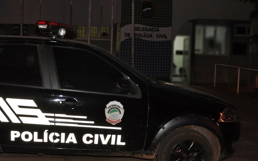 Perturbado, homem é contido ao tentar colocar fogo na própria cela da delegacia