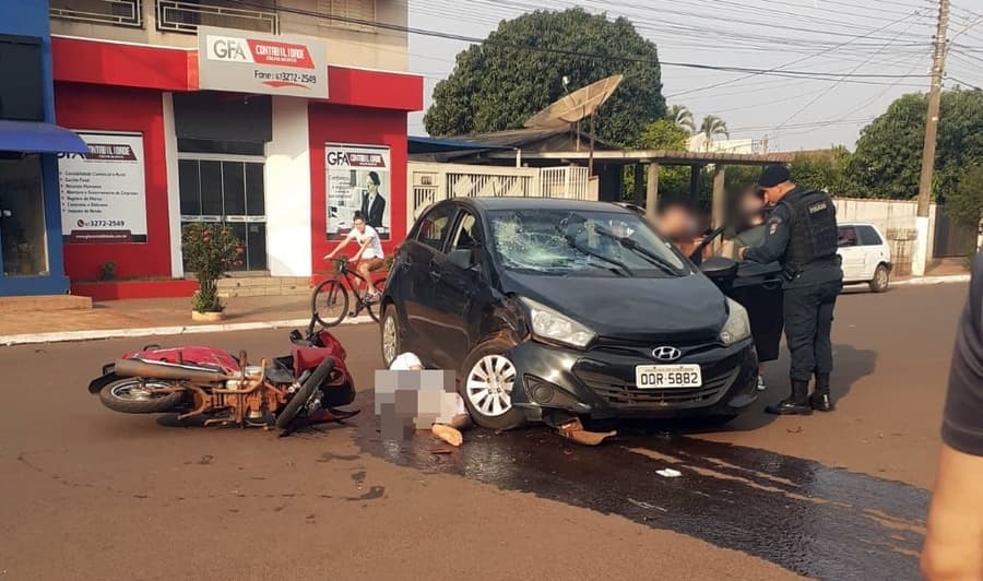 Motociclista de 21 anos vai parar embaixo de HB20 em acidente no centro da cidade
