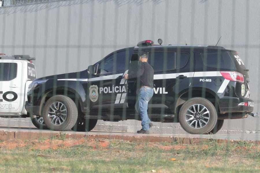 Ao lado de advogado, Maurílio se entrega ao Dracco e vai depor na segunda-feira