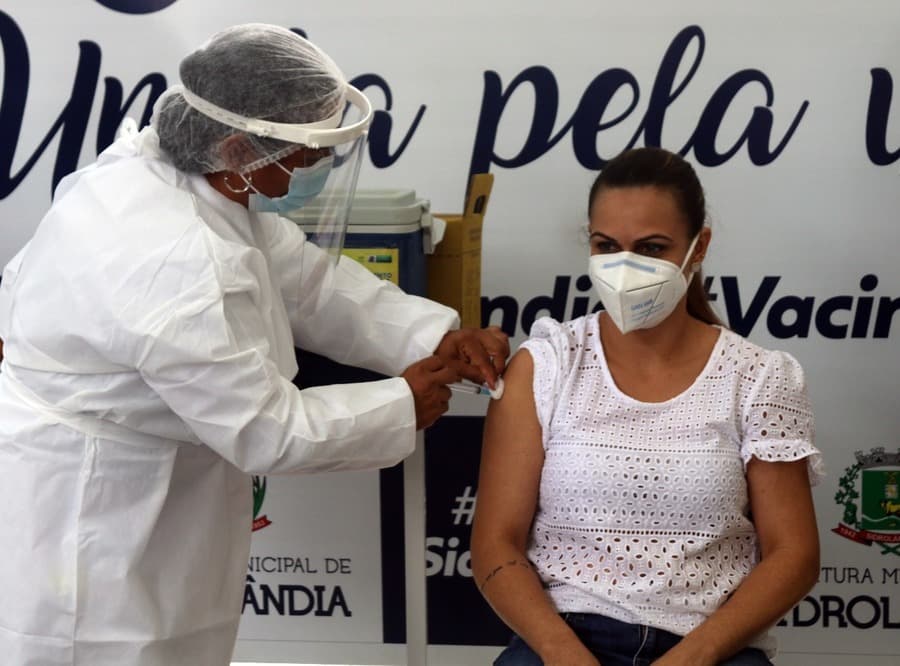 Trabalhadores da Saúde começam a receber a 3ª dose da vacina contra Covid-19