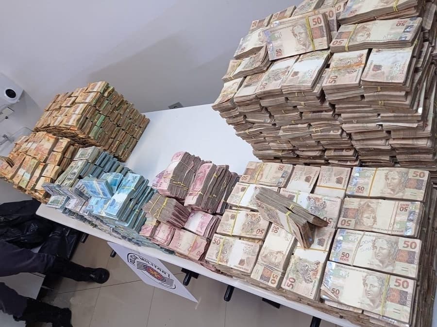 Polícia Federal assume investigação e apura se dinheiro em carreta é de corrupção na prefeitura