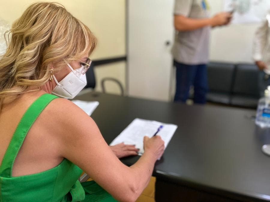 Prefeita sanciona lei que garante distribuição gratuita de absorventes a mulheres carentes