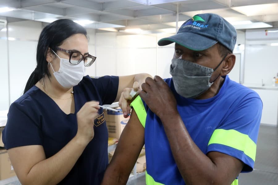 Nesta segunda-feira Saúde aplica 3ª dose em que tem a partir de 25 anos