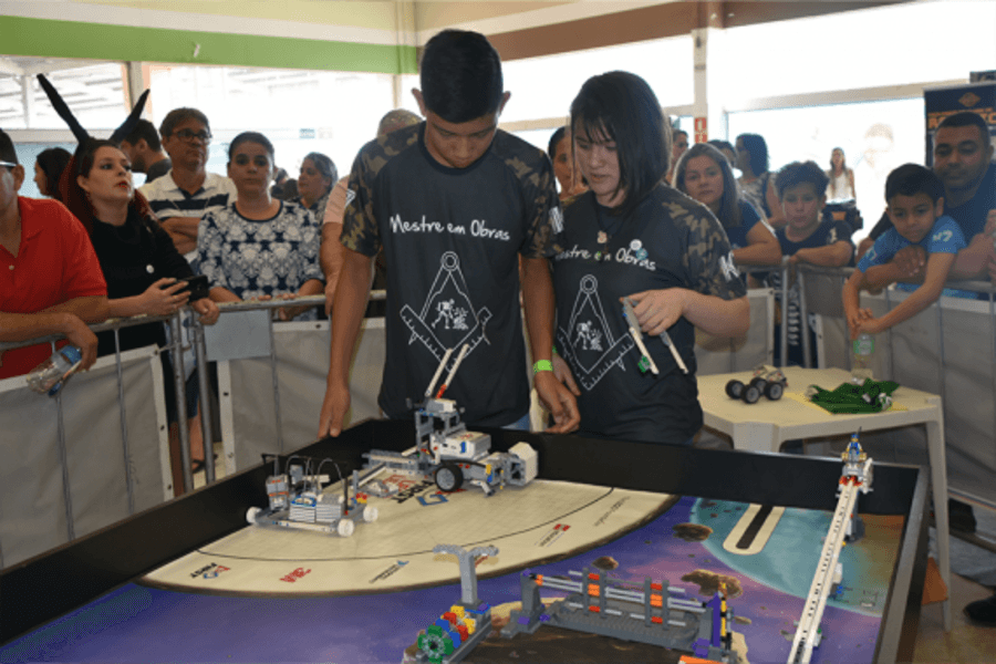 Time do SESI Maracaju disputa Torneio de Robótica no Shopping Norte Sul