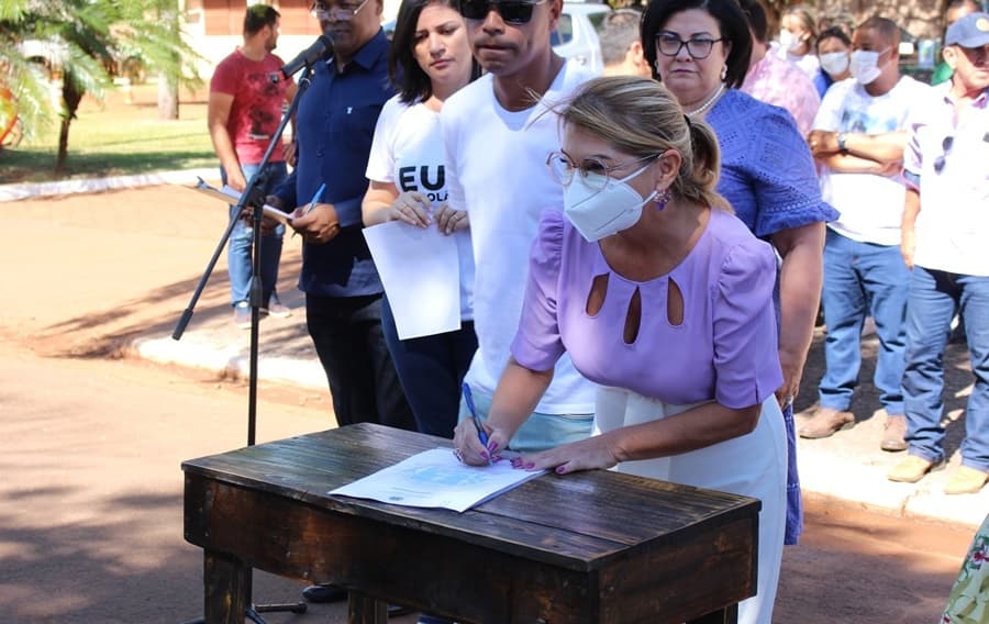 No aniversário da cidade, prefeita assina ordem de serviço para asfalto no Cascatinha II e Pé de Cedro