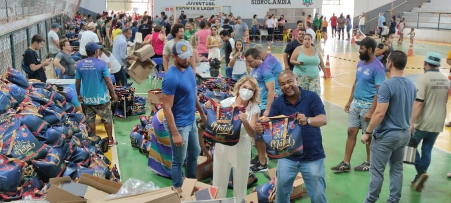 Prefeitura entrega cesta natalina aos servidores públicos