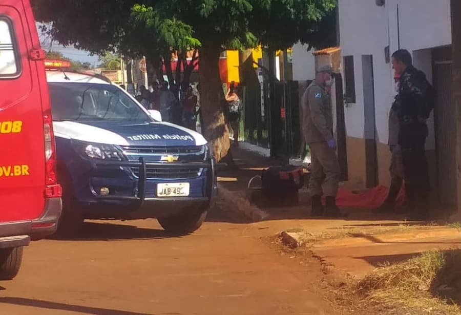 Durante briga, homem é esfaqueado e morre em calçada no Bairro São Bento