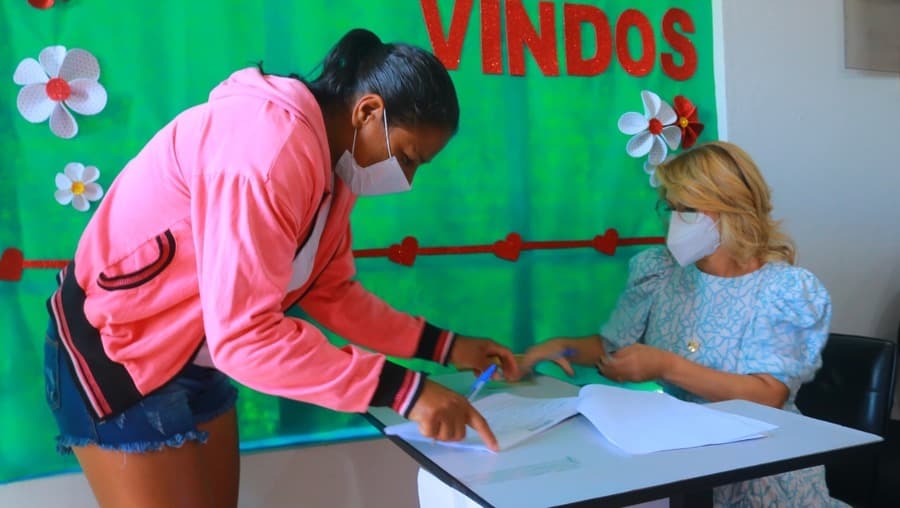 Na entrega de cestas, prefeita anuncia que dia 24 começa distribuição de gás