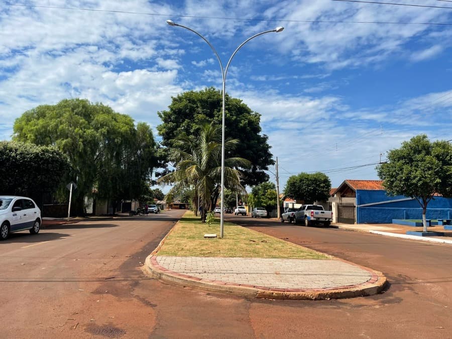 Com recursos próprios, Prefeitura de Maracaju conclui obra de revitalização de canteiro da Rua Arlindo Olegário de Lima