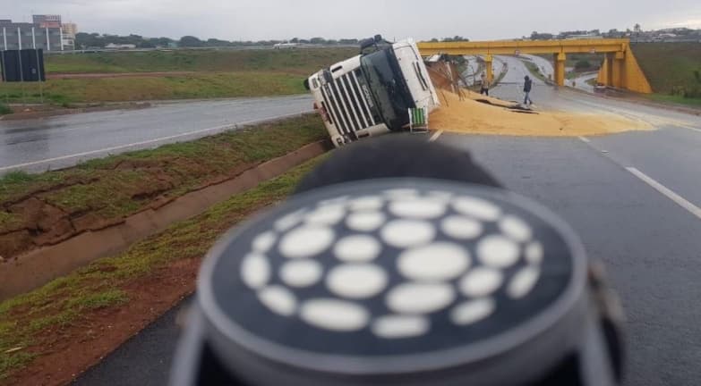 Carreta que saiu de Maracaju desvia de colisão frontal e tomba na BR-376