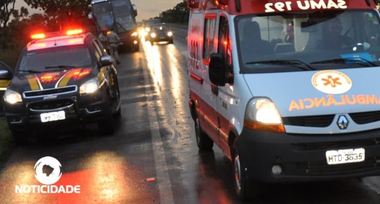 Na BR-060, carro sai da pista e bate em árvore; duas pessoas morreram e duas ficaram feridas