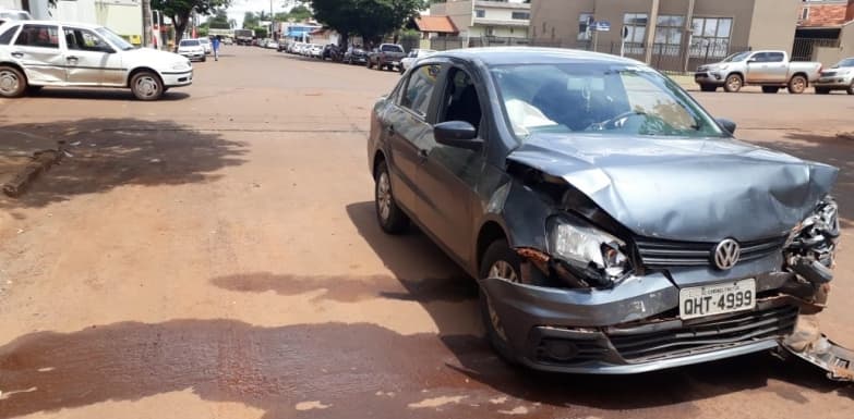Veículo invade preferencial e roda na pista ao ser atingido por outro carro