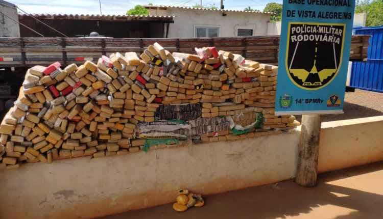 PMR apreende caminhão com 400 Kg de maconha; 1,3 toneladas em 3 dias