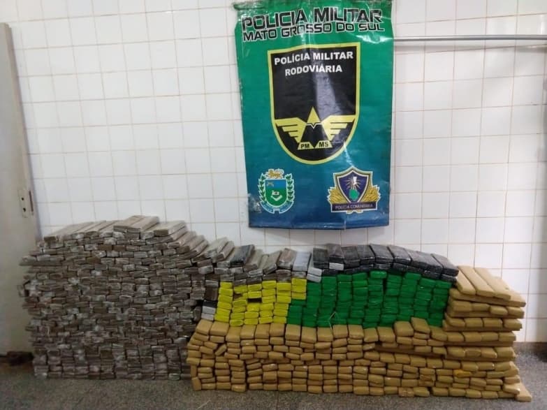 Carro é abandonado com quase meia tonelada de maconha na MS-162